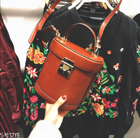 迷你包包什么款式好看？時髦精都在拎它