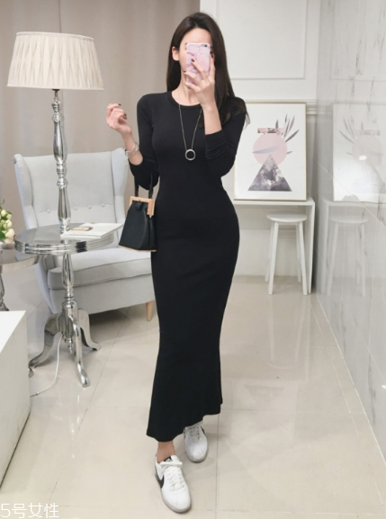 黑色針織連衣裙配什么鞋子？微胖女生也能駕馭