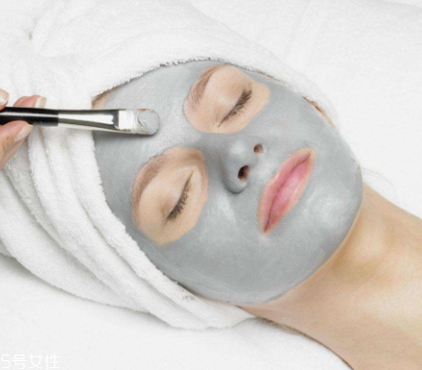 敷完面膜不洗臉會怎么樣？粉刺悶痘毛孔堵塞