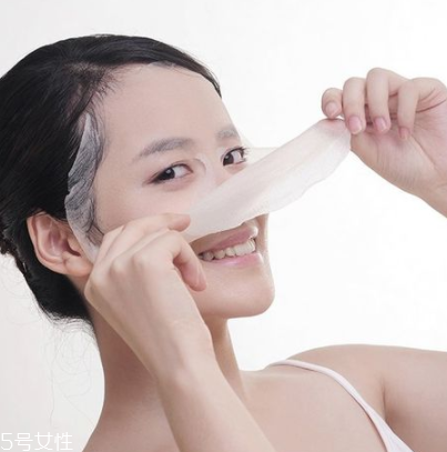 敷完面膜不洗臉會怎么樣？粉刺悶痘毛孔堵塞