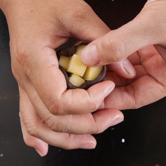 蛋黃酥表皮開裂的原因 烤蛋黃酥小技巧 蛋黃酥表皮開裂的原因 烤蛋黃酥小技巧