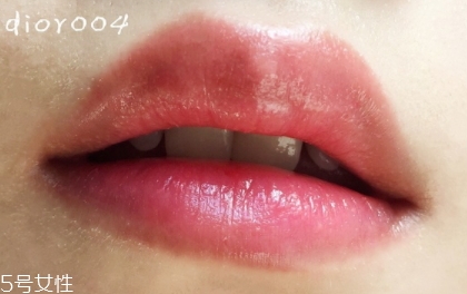 迪奧變色唇膏001和004哪個好看_試色對比 迪奧變色唇膏001和004哪個好看_試色對比