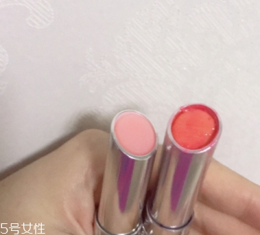 迪奧變色唇膏001和004哪個好看_試色對比 迪奧變色唇膏001和004哪個好看_試色對比