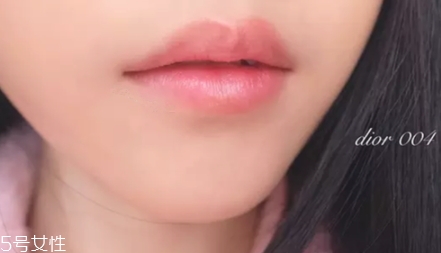 迪奧變色唇膏001和004哪個好看_試色對比 迪奧變色唇膏001和004哪個好看_試色對比