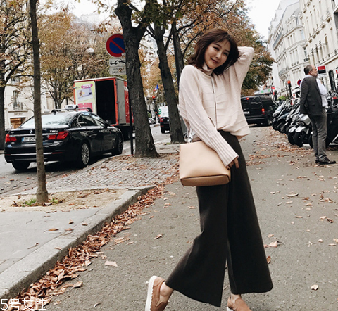 闊腿褲上面穿什么衣服？這樣搭配不會(huì)出錯(cuò)