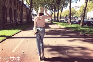 牛仔褲太緊了怎么辦？牛仔褲穿穿就松了