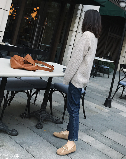 牛仔褲太長怎么挽褲腳？牛仔褲這樣卷才好看