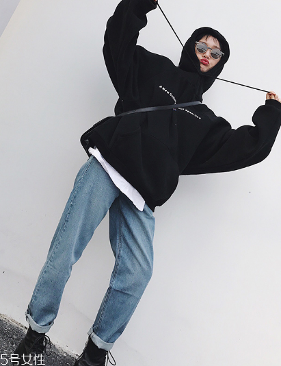 牛仔褲臀圍大了怎么改？三招讓褲子秒合身