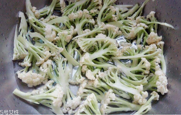 花椰菜怎么切？把整莖切掉最好炒