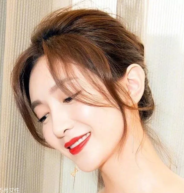 寬額頭適合什么劉海？2018額頭寬劉海圖片