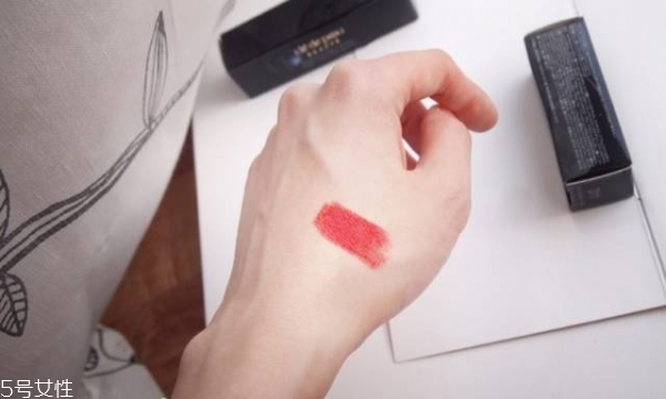 第一次買(mǎi)口紅買(mǎi)什么牌子 給你最靚麗的裝扮 第一次買(mǎi)口紅買(mǎi)什么牌子 給你最靚麗的裝扮