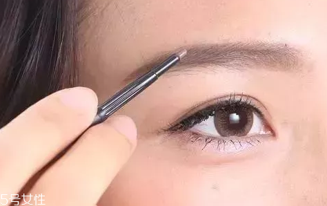 定妝粉用刷子好還是用粉撲好？新手用粉撲