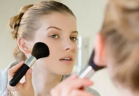 定妝粉用刷子好還是用粉撲好？新手用粉撲