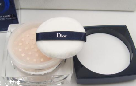 定妝粉用多了會(huì)怎么樣？妝效厚重不透氣