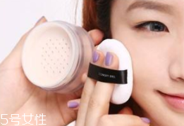 定妝粉用多了會(huì)怎么樣？妝效厚重不透氣