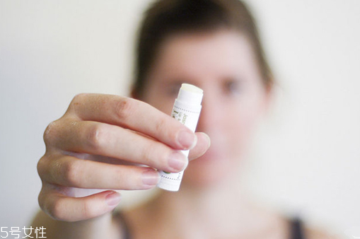 口紅用完了管里的怎么辦 剩余的口紅也有其它用處 口紅用完了管里的怎么辦 剩余的口紅也有其它用處