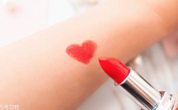 第一次買(mǎi)口紅買(mǎi)什么牌子 給你最靚麗的裝扮 第一次買(mǎi)口紅買(mǎi)什么牌子 給你最靚麗的裝扮