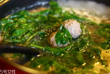 牛肉湯可以放菠菜嗎 牛肉湯可以放菠菜嗎