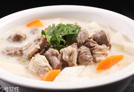 牛肉湯可以放菠菜嗎 牛肉湯可以放菠菜嗎