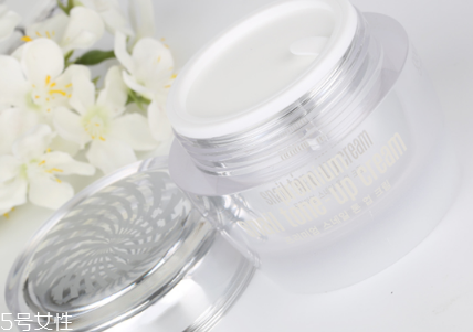 學(xué)生黨適合用什么牌子的素顏霜 用完素顏霜不要忘記卸妝 學(xué)生黨適合用什么牌子的素顏霜 用完素顏霜不要忘記卸妝