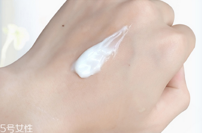 素顏霜和bb霜哪個(gè)效果好 這樣涂素顏霜對(duì)皮膚好 素顏霜和bb霜哪個(gè)效果好 這樣涂素顏霜對(duì)皮膚好