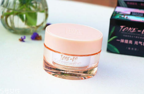 素顏霜和bb霜哪個(gè)效果好 這樣涂素顏霜對(duì)皮膚好 素顏霜和bb霜哪個(gè)效果好 這樣涂素顏霜對(duì)皮膚好