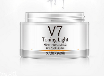 素顏霜和bb霜哪個(gè)效果好 這樣涂素顏霜對(duì)皮膚好 素顏霜和bb霜哪個(gè)效果好 這樣涂素顏霜對(duì)皮膚好