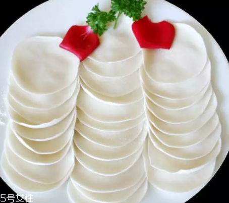 搟餃子皮怎么轉(zhuǎn)圈？借用巧力才能轉(zhuǎn)圈成圓