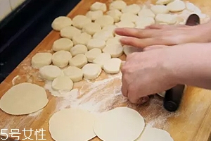 搟餃子皮怎么轉(zhuǎn)圈？借用巧力才能轉(zhuǎn)圈成圓