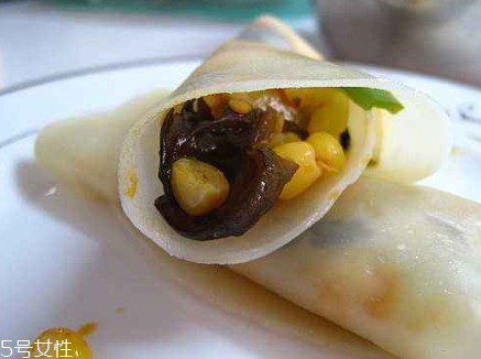 搟餃子皮怎么轉(zhuǎn)圈？借用巧力才能轉(zhuǎn)圈成圓