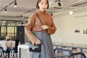毛衣搭配短裙好看嗎？立顯俏皮少女范兒
