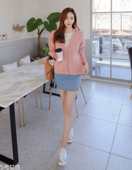 毛衣搭配短裙好看嗎？立顯俏皮少女范兒