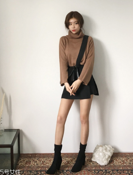 毛衣搭配短裙好看嗎？立顯俏皮少女范兒