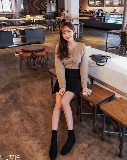 毛衣搭配短裙好看嗎？立顯俏皮少女范兒