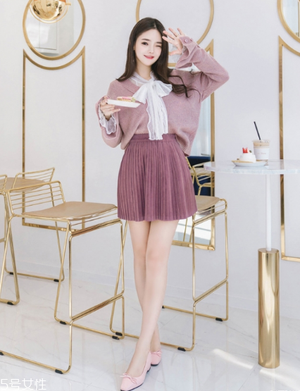 毛衣搭配短裙好看嗎？立顯俏皮少女范兒