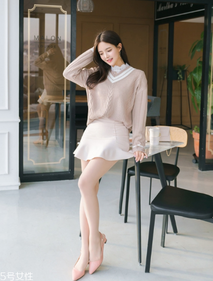 毛衣搭配短裙好看嗎？立顯俏皮少女范兒