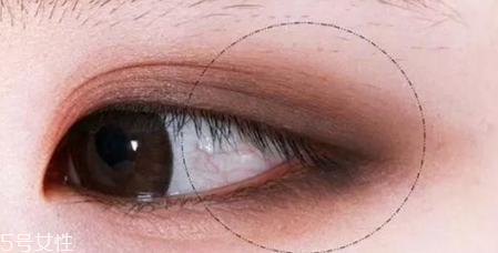 油皮怎么化妝不脫妝 巧用定妝散粉讓妝容持久 油皮怎么化妝不脫妝 巧用定妝散粉讓妝容持久