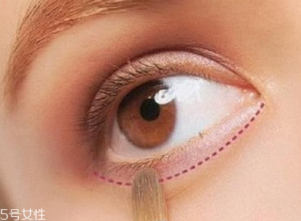 油皮怎么化妝不脫妝 巧用定妝散粉讓妝容持久 油皮怎么化妝不脫妝 巧用定妝散粉讓妝容持久