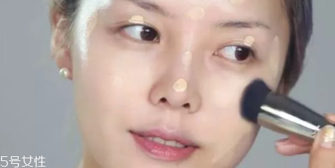 油皮怎么化妝不脫妝 巧用定妝散粉讓妝容持久 油皮怎么化妝不脫妝 巧用定妝散粉讓妝容持久