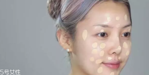 油皮怎么化妝不脫妝 巧用定妝散粉讓妝容持久 油皮怎么化妝不脫妝 巧用定妝散粉讓妝容持久