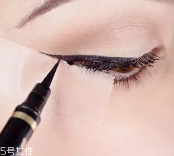 眼線眼尾怎么畫好看？用透明膠畫出優(yōu)美弧度