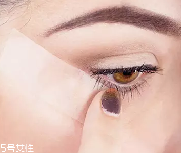 眼線眼尾怎么畫好看？用透明膠畫出優(yōu)美弧度