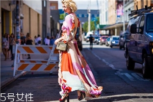 防水臺高跟鞋怎么搭配？拉長氣質(zhì)細腿