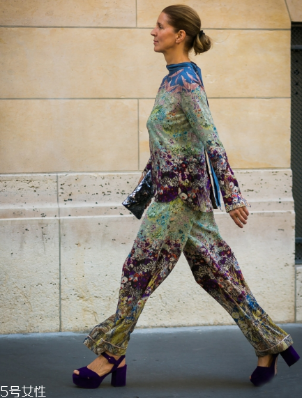 防水臺高跟鞋怎么搭配？拉長氣質(zhì)細腿