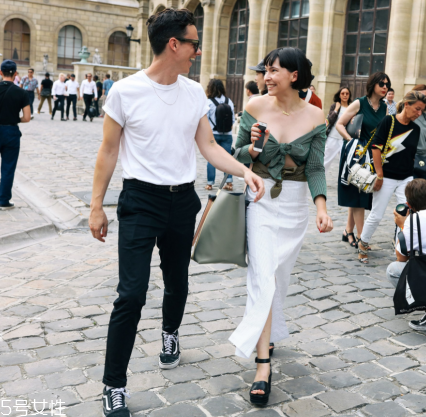 防水臺高跟鞋怎么搭配？拉長氣質(zhì)細腿