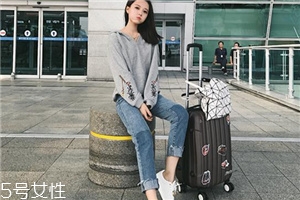 拼色牛仔褲什么樣的好看？這三款最時(shí)髦