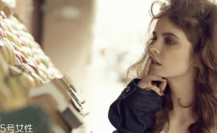 復(fù)古卷發(fā)什么顏色好看？小卷發(fā)黑色顯老