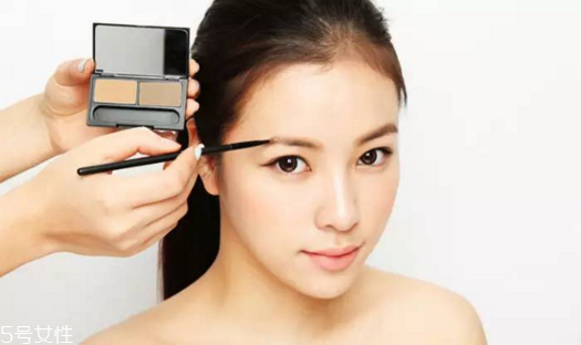 眉筆和眉粉的各自優(yōu)缺點 根據(jù)自身的眉毛決定 眉筆和眉粉的各自優(yōu)缺點 根據(jù)自身的眉毛決定