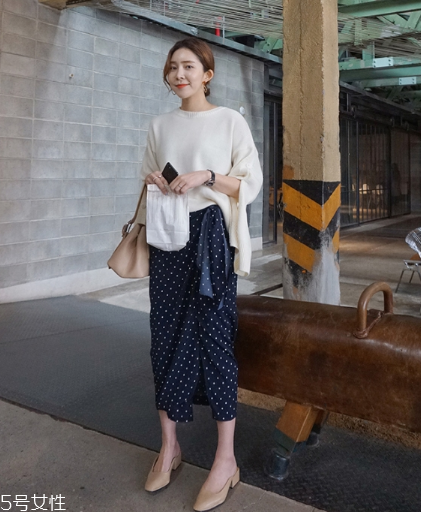 波點裙搭配什么上衣？復(fù)古混搭風(fēng)女王
