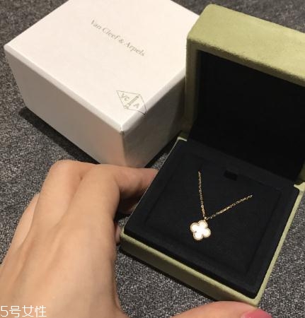 梵克雅寶項(xiàng)鏈可以戴著洗澡嗎？